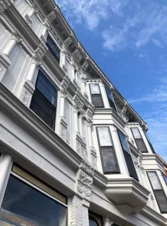 Ulysses Suites, Suite 204