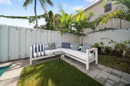 Blissful Coral Villa EcoPool4b-4b Отели рядом с достопримечательностью «Парк штата Барнакл Хисторик»