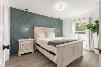Santos Place -New Built Home -4Mins To Trailhead- Centrally Located!