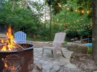 Innsbrook Falls Hideaway - Roomy lakefront Chalet w/ spacious deck & firepit Hotels in Innsbrook