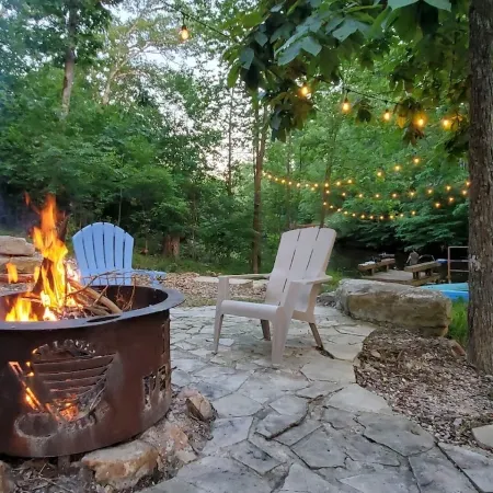 Innsbrook Falls Hideaway - Roomy lakefront Chalet w/ spacious deck & firepit
