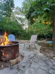 Innsbrook Falls Hideaway - Roomy lakefront Chalet w/ spacious deck & firepit