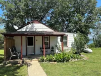 Quaint Family, Couples Cottage ON The Lake! Stunning View, Near Marinas, Trails