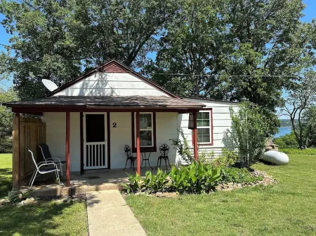 Quaint Family, Couples Cottage ON The Lake! Stunning View, Near Marinas, Trails