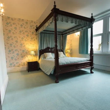 Spacious stylish house for group stays in beautiful Buxton, pet friendly.