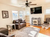 Downtown Two Bedroom Craftsman Home- 2 Minute Walk to the Plaza
