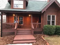 Cozy cabin in private gated community with Hot Tub!