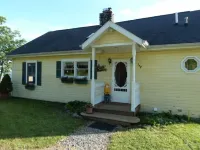 Beach, Dock, Deck, Amazing Views, Waterfront Cottage with Central air! Hotels near Paradise Cove Campground