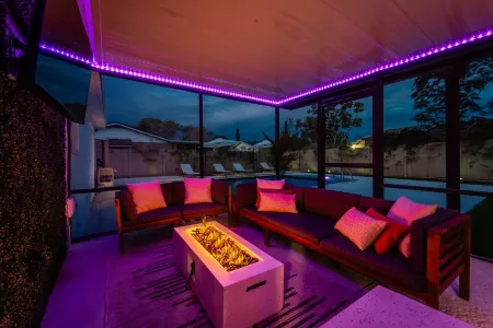 -NEW- Relaxing & Fun Escape in Perfect Location w/ Firepit, Mini Golf, & Pool