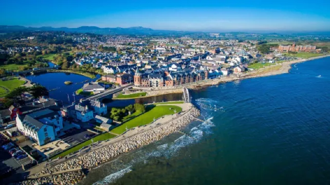 Apiary Apartment (Private Balcony & 2mins to Sea)