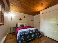 Cottage Close to Lake w Fireplace/FirePit/Wildlife