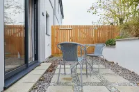 Trevone, Padstow-Modern Apartment minutes from sandy beach and SW coast path