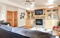 Spacious, Clean Home in Town w/ King En Suite & Hot Tub