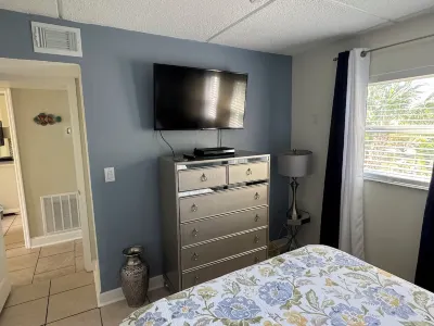 2 Min Walk to the Beach.... 5 Min Drive to the Cruise Ships! Excellent Location!