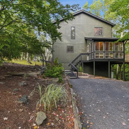 Saw Creek Chalet • Pools • Lake • Firepit • Deck • Gas Grill • by Bushkill Falls