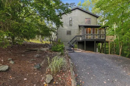 Hopskip Retro Chalet • Firepit • Deck • Gas Grill • Indoor Pools & Tennis-Pickle