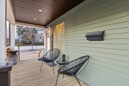 Live in Chic and Comfort: Experience Our Thoughtfully Designed 1 Bed with Loft!