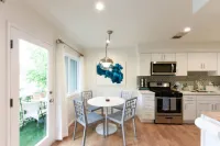 Modern 2/2 Glendale Condo, Parking, Washer/Dryer