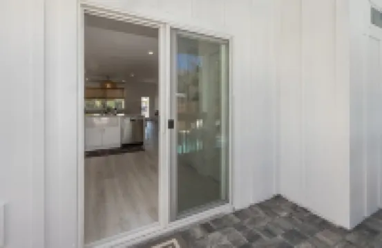 Oasis by the Beach, 2 master Suites, 2 living rooms, Heated pool, steps to ocean