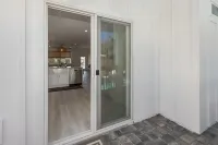 Oasis by the Beach, 2 master Suites, 2 living rooms, Heated pool, steps to ocean