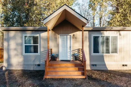 Neptune Haven Getaway Near the Ocean Отели рядом с достопримечательностью «Silver Reef Casino»