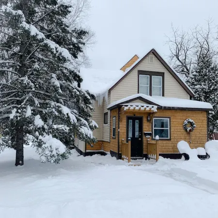 Charming Cottage! - 3 Bedrooms, 4 Beds, 2 Full Baths, 6 Adults
