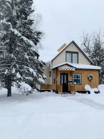 Charming Cottage! - 3 Bedrooms, 4 Beds, 2 Full Baths, 6 Adults