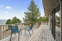 #1 Thomas' Parkside Cottages, 4Br Lake Huron Beachfront w/ Balcony Views