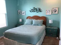 NEW! The Pearl Palms - Pet friendly; walk to bay