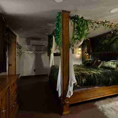 The Grove at Midtown Manor - King Beds & Hot Tub! Rooms
