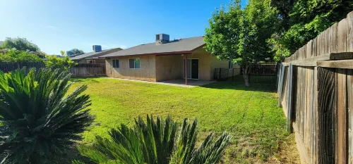 Home with family King bed.  To Visalia 4 min. Away.  Near sequoia tional park
