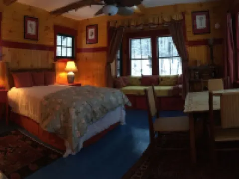 Handcrafted mountain cabin with gorgeous views Hotels in Johnsburg