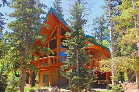 Luxury 3 Story Log Home in Duck Creek close To Zion, Bryce & Brian Head.
