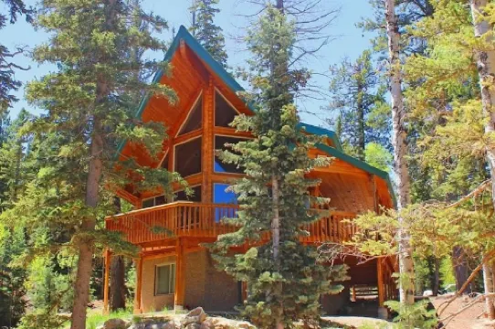 Luxury 3 Story Log Home in Duck Creek close To Zion, Bryce & Brian Head.
