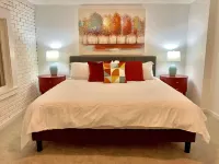 *EXTRA CLEAN*Renovated 2019 + Brand New Furniture! Open Plan & Short Walk to ND! Hotels in South Bend