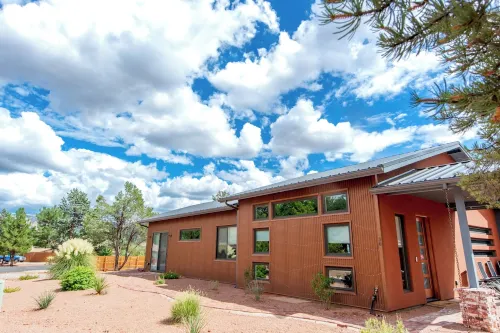 Hanging in Sedona, Hot Tub, Heated Pool, Trail Access, and No Checkout Chores!