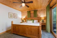 The Roost - Secluded Log Cabin, Hot Tub, Pool Table, Only 13 Miles from Downtown Hotels near Ridgecrest Conference Center