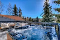 Panoramic Mountain View Retreat w/ Hot Tub - 3/3 Designer Home Hike and Bike!