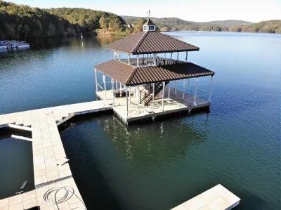 1 Min Walk to Lake Life Golf Pool Hike Kayak Fire Pit Tennis Swim Lakepoint BBQ Hotels near Lake Arrowhead Yacht & Country Club