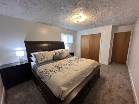 Cozy Corner at College Center of Town Sleeps 4 Отели рядом с достопримечательностью «Мелалейка Филд»