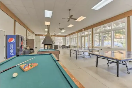 Family-friendly condo with amenities minutes from StoryLand & ski mountains! Отели в г. Glen