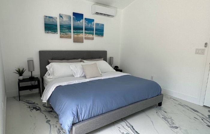 Private guest house with king bed & loft. Deck with hot tub and putting green