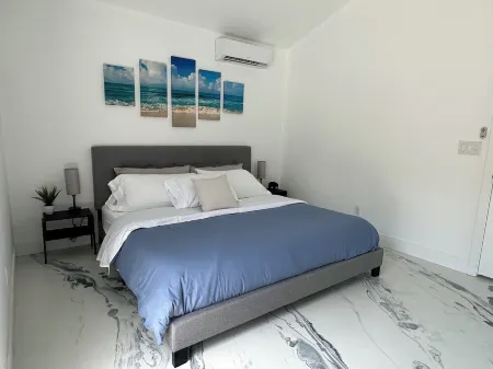 Private guest house with king bed & loft. Deck with hot tub and putting green