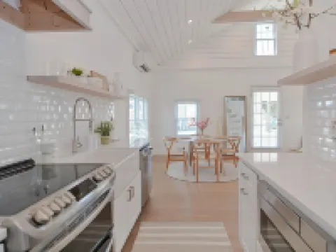 The Beach Nest-Lux Cottage Steps to the Beach クリントンのホテル