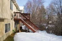 Fairway Oaks Lodge/ Two living areas/ close to skiing, boating, golf
