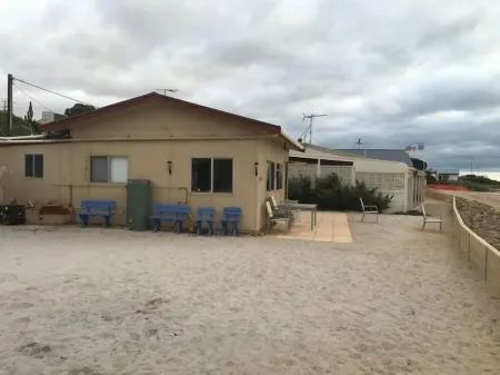 Rogues Weekender - right on the beach Отели в г. Ардросан