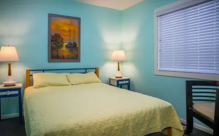 Blueberry Cotg, Saugatuck. Walk downtown. Clean, crisp, colorful, convenient.