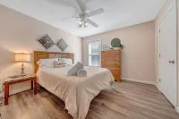 Shangri-La -dogs friendly, firepit, wifi, 2 kayaks, 2 kitchens, and a Pool Table