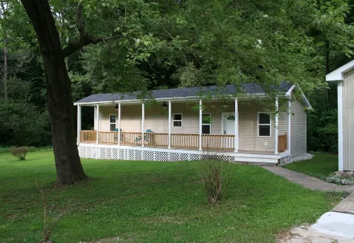 Cottage in the Trees - A getaway from everything, close to everything