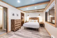 Cabin on Peaceful creek w/ hot tub, sauna, firepit- minutes from Hurricane Ridge